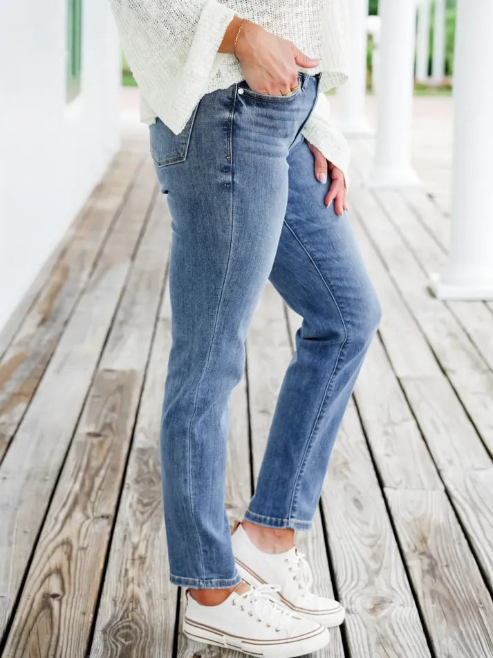 Bauchweg-Jeans mit schmaler Passform und Umschlagbund