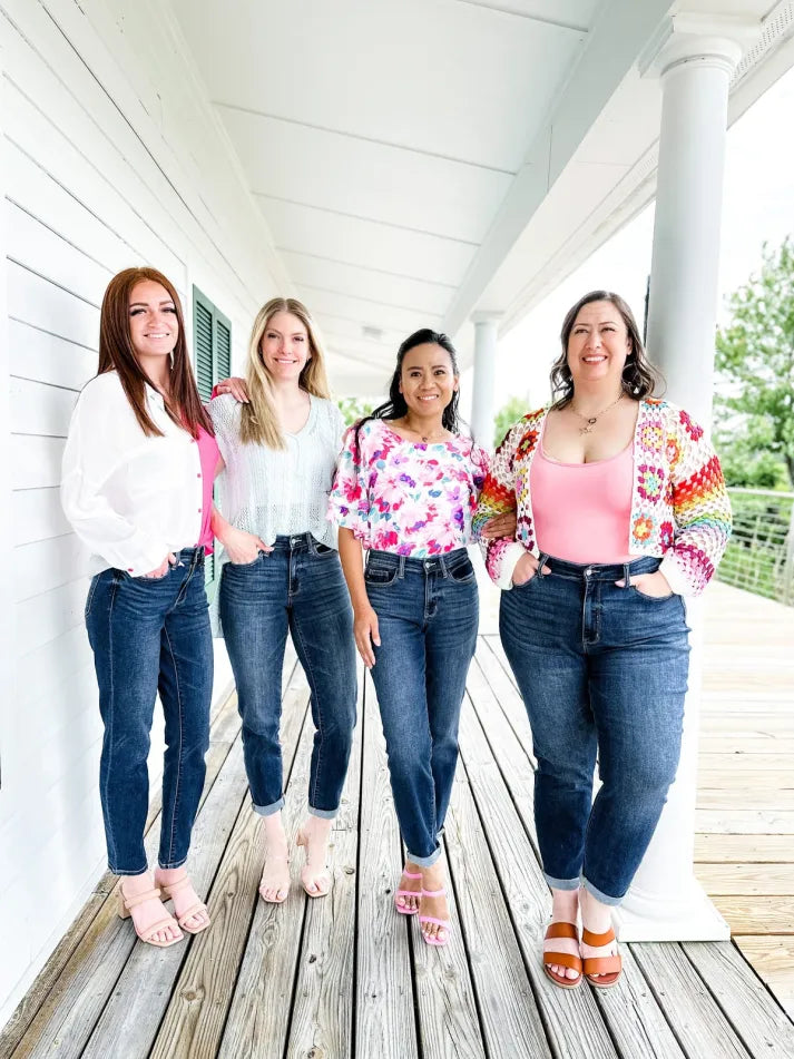 Bauchweg-Jeans mit schmaler Passform und Umschlagbund